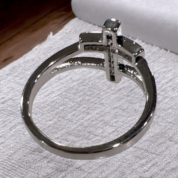 Silver tone Platinum Plated Zirconia Decorated Cross Ring - Picture 5 of 5